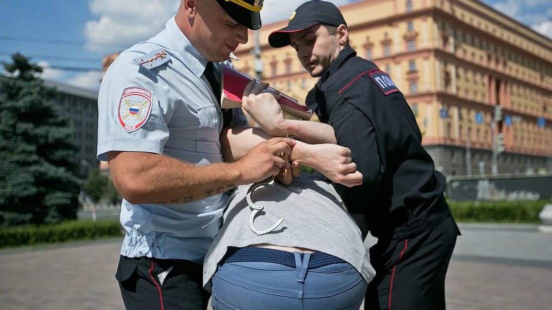 Включи видео а 4 от преступника. Полиция России. Полицейский. Полиция картинки. Полицейский скручивает преступника.