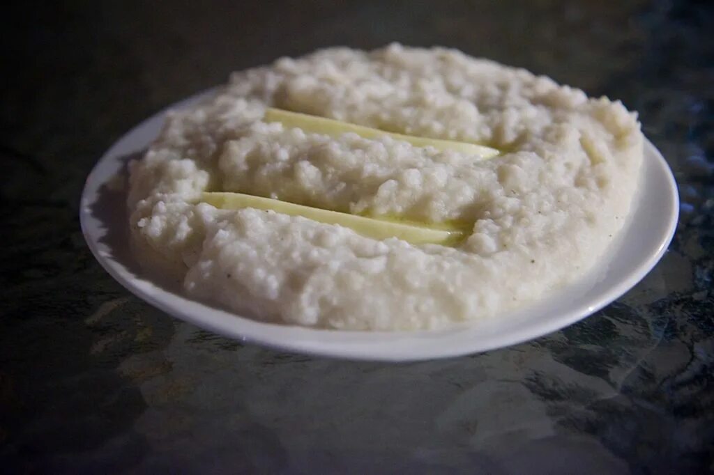Грузинская гоми. Мамалыга эларджи. Грузинская каша с сыром. Гоми и эларджи. Каша грузина.