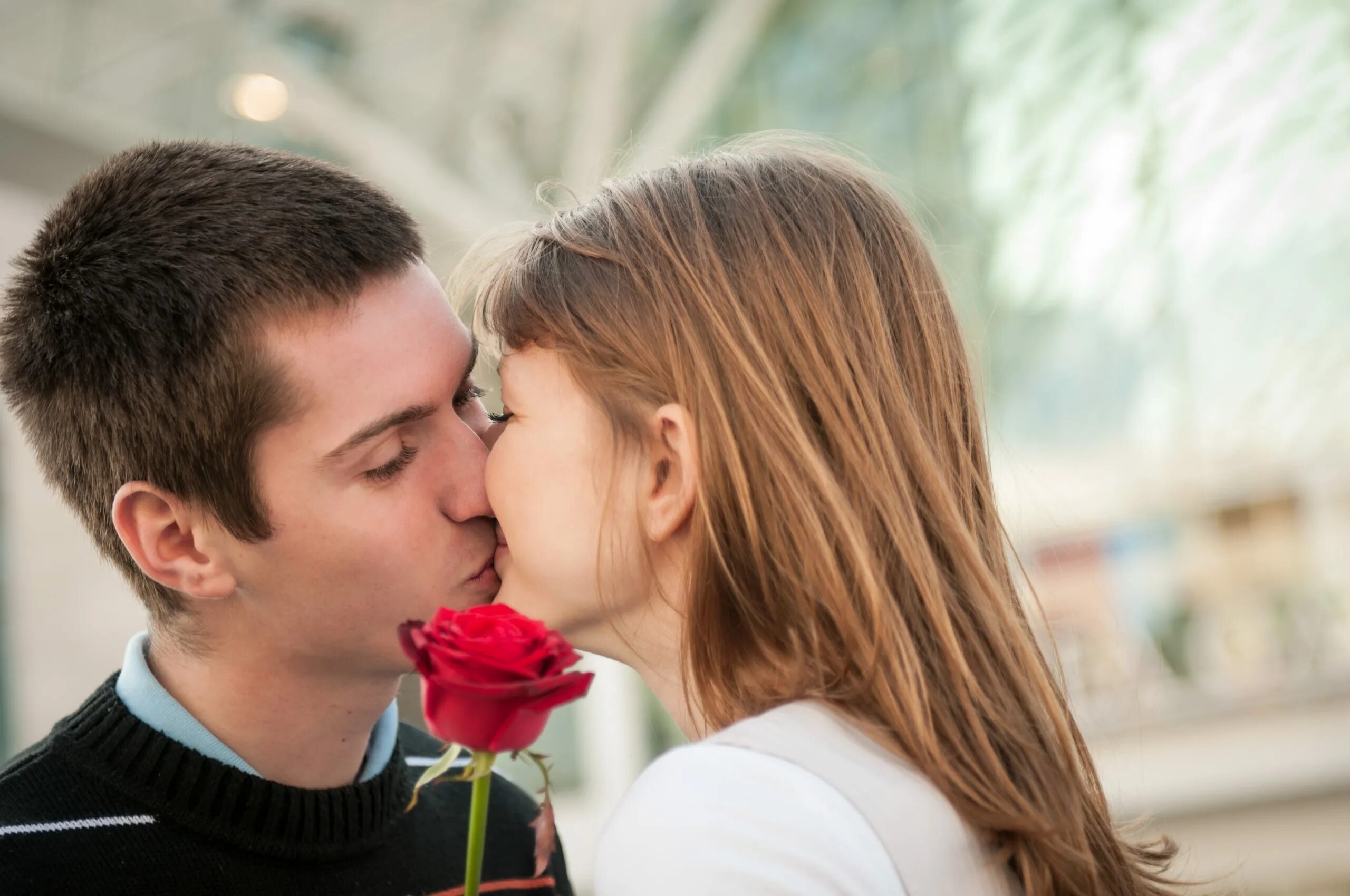 I like kissing. Поцелуй. Поцелуй на первом свидании. Самый прекрасный поцелуй. Целует цветок.