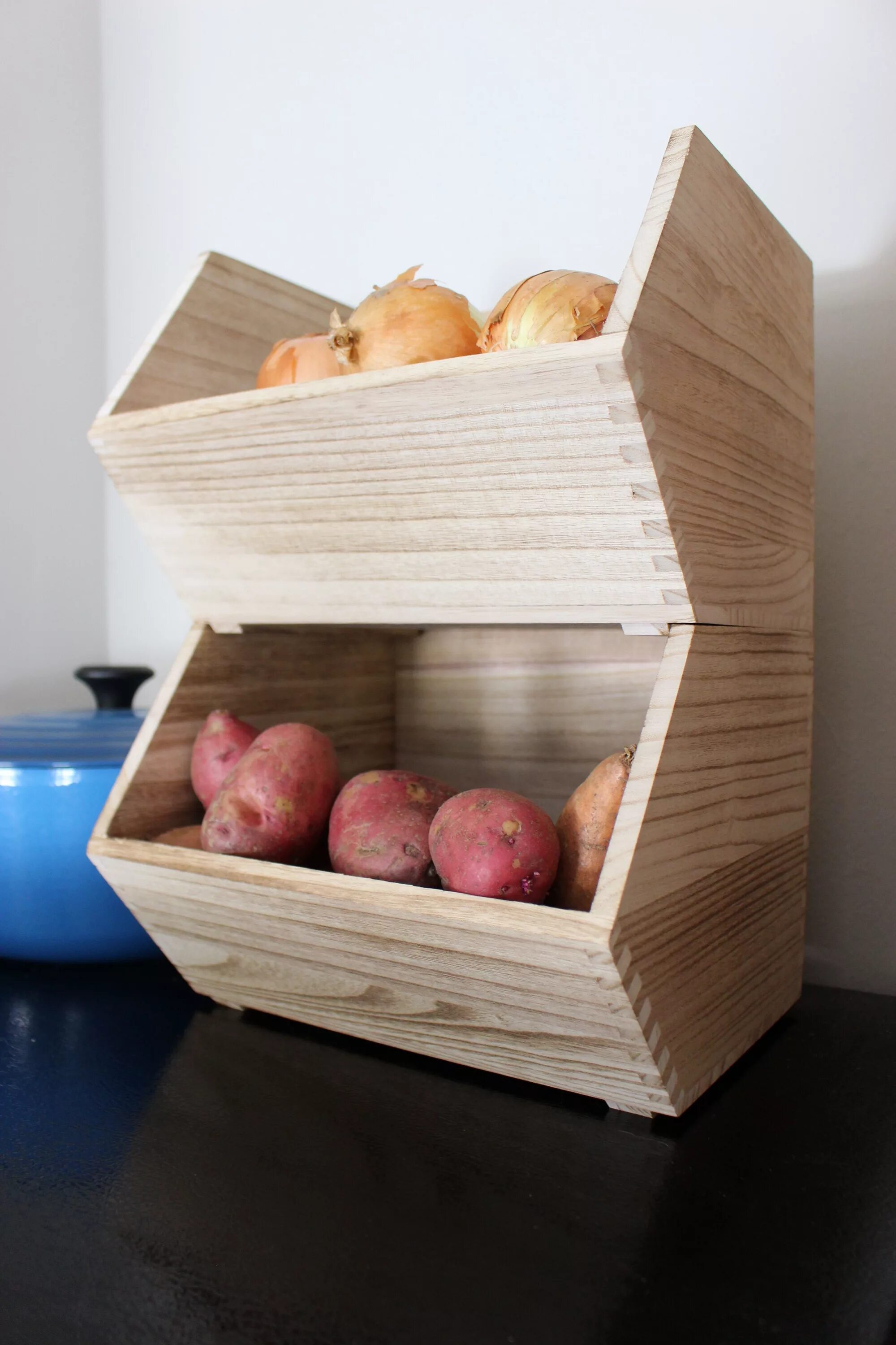 Хранение овощей своими руками. Ящик для хранения картошки. Ящик для овощей деревянный. Деревянный ящик для хранения картофеля. Овощи в ящике.