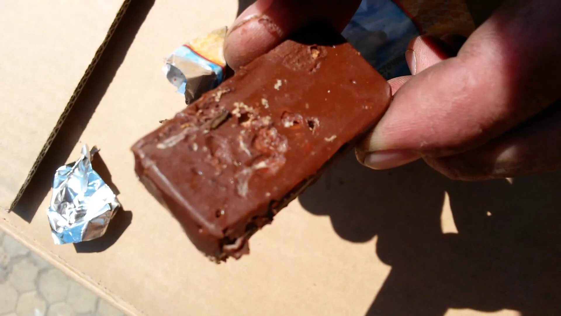 День молочного шоколада 28. Сахарное поседение шоколада. Пирожное шоколадное бисквитное. Мучные кондитерские изделия на основе шоколада. Срок шоколад.