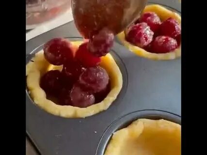 Песочная корзиночка с вишней