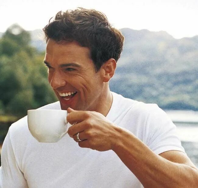 Do i drink coffee. Человек пьет чай. Мужчина с кофе. Парень с кофе. Довольный мужчина.