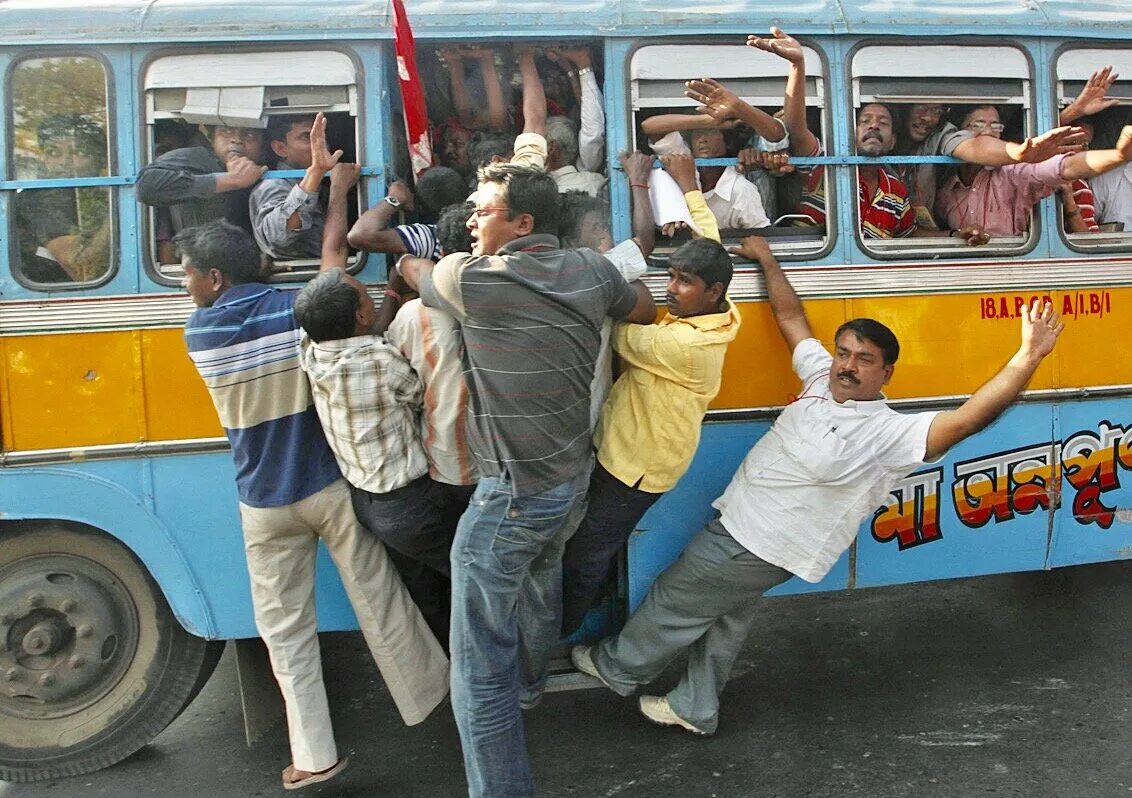 Переполненный общественный транспорт. Прикольный автобус. Автобус в Индии. Переполненный автобус прикол. Народу в дом набилось битком