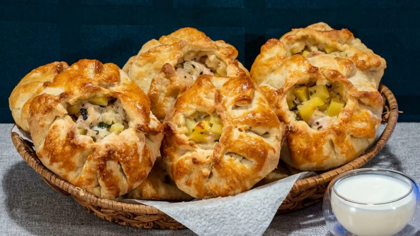 Блинный пирог курник. Пресные пирожки. Курник маленький. Курник пирожок. Вкусный рецепт курника с курицей и картошкой.