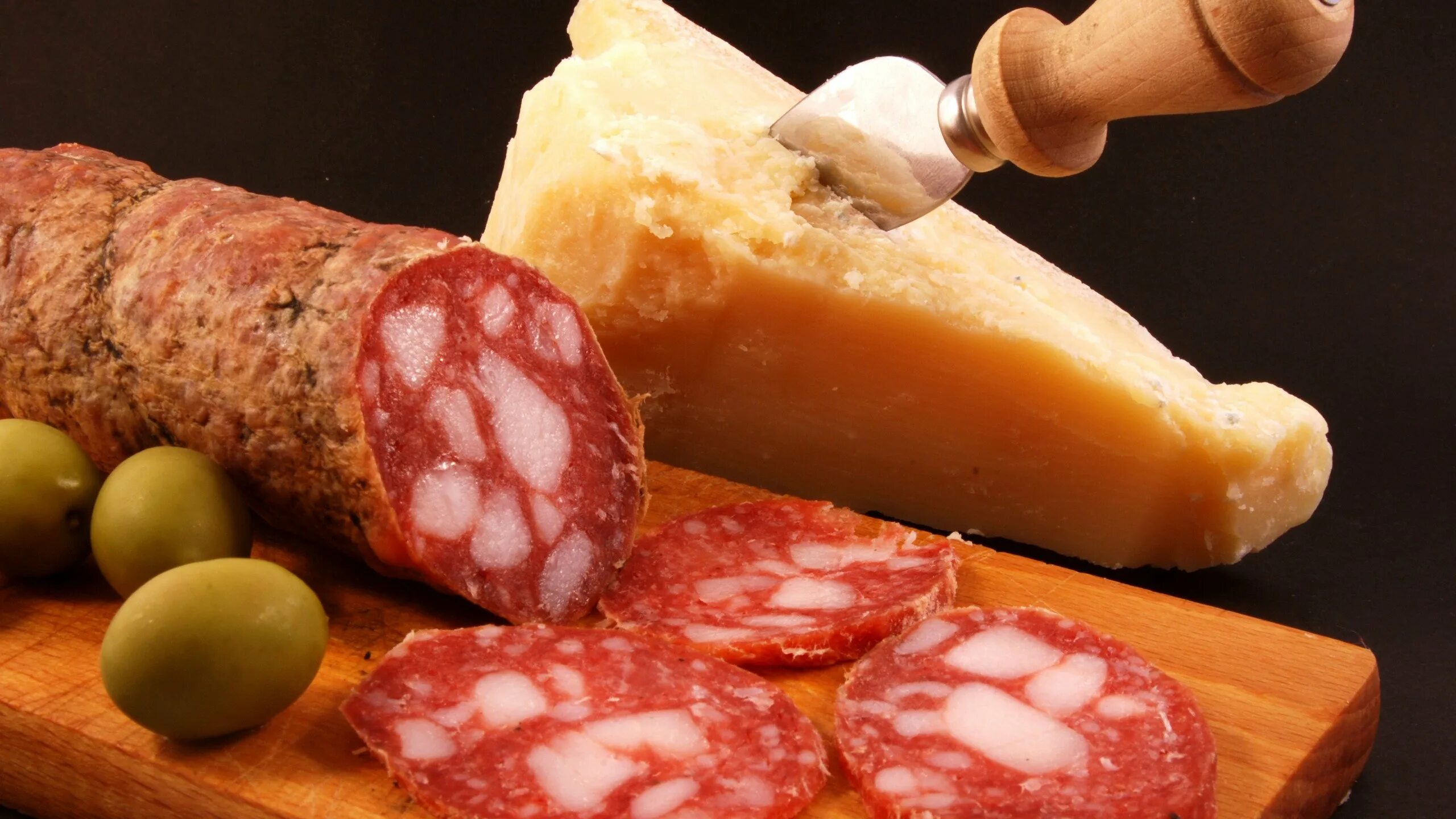 Куриное филе кордон блю. Сыр внутри мяса. Сыр внутри мяса. Бригадье сыр. Сыр внутри мяса.