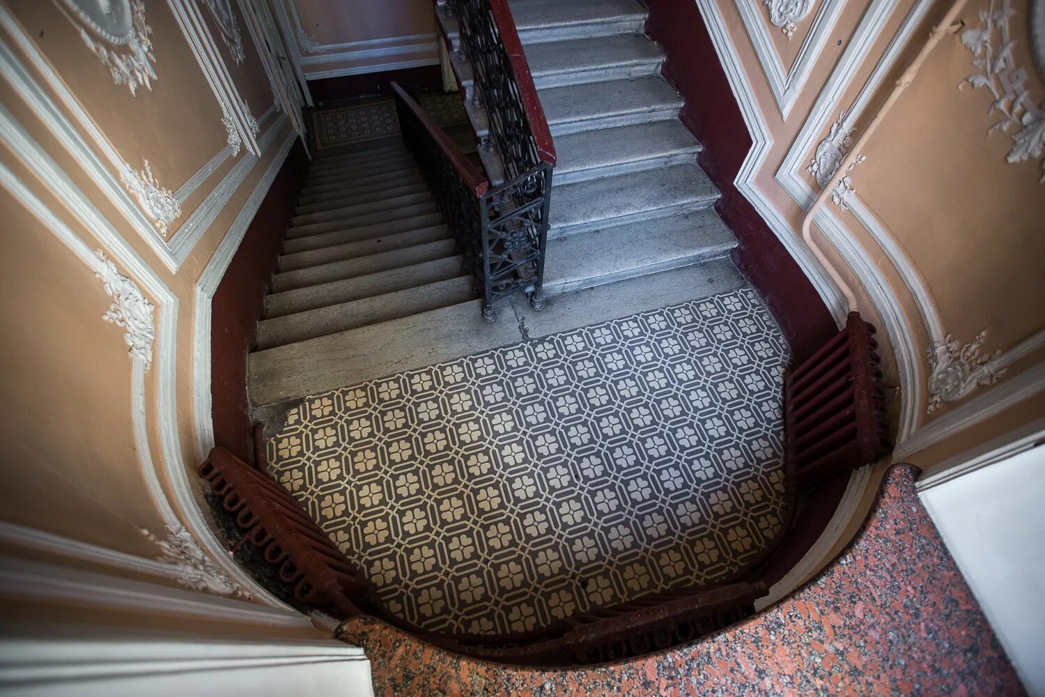 Salve надпись в подъезде. холл с мраморным полом. парадный подъезд. пол в парадной. доходный дом г.