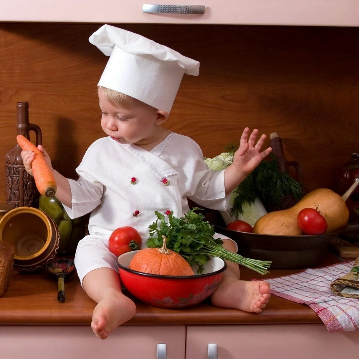 Повар на кухне. Кухня для детей. Готовка на кухне. Готовка с детьми. Поварские кухни