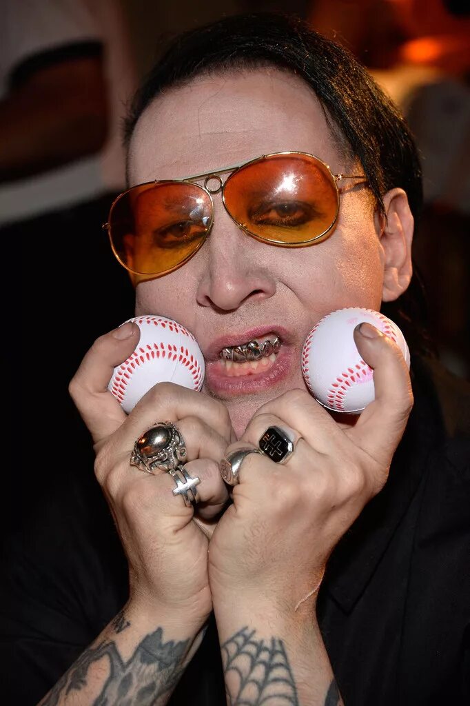 мерлн менсонбез грима. мерлин менсон безгрима. мэрилин мэнсона без грима. мэрилин мэнсон сейчас 2021 без грима. марли мэнсон без грима.