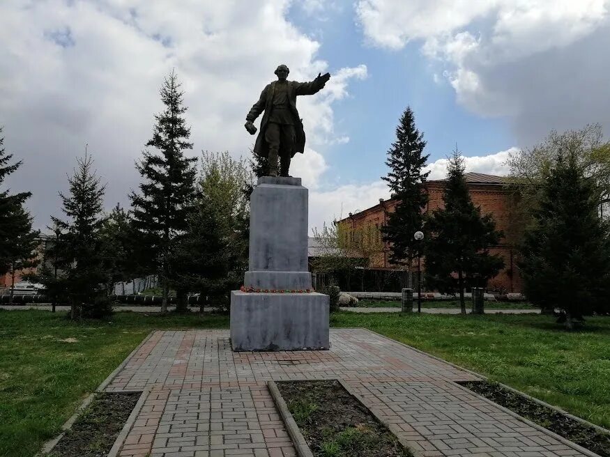 Памятники Куйбышева Новосибирской области. Памятники города Куйбышева Новосибирская область. Памятник Куйбышеву в Куйбышеве Новосибирской области. Памятник Ленину Куйбышев НСО.