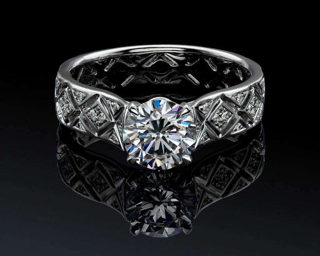 Ювелирные украшения. Ювелирные украшения. Красивые кольца. Кольцо с алмазом. Дорогие бриллиантовые украшения.