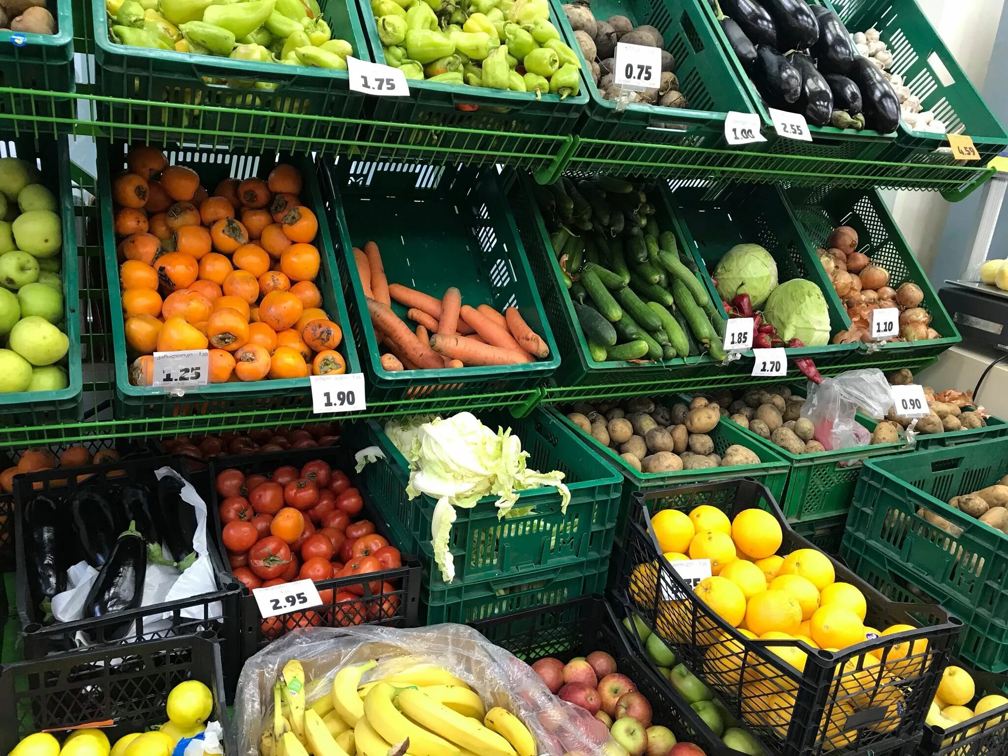 Овощи в ассортименте. Ассортимент овощей. Прилавок с фруктами. Фрукты в супермаркете. Ассортимент овощного магазина.