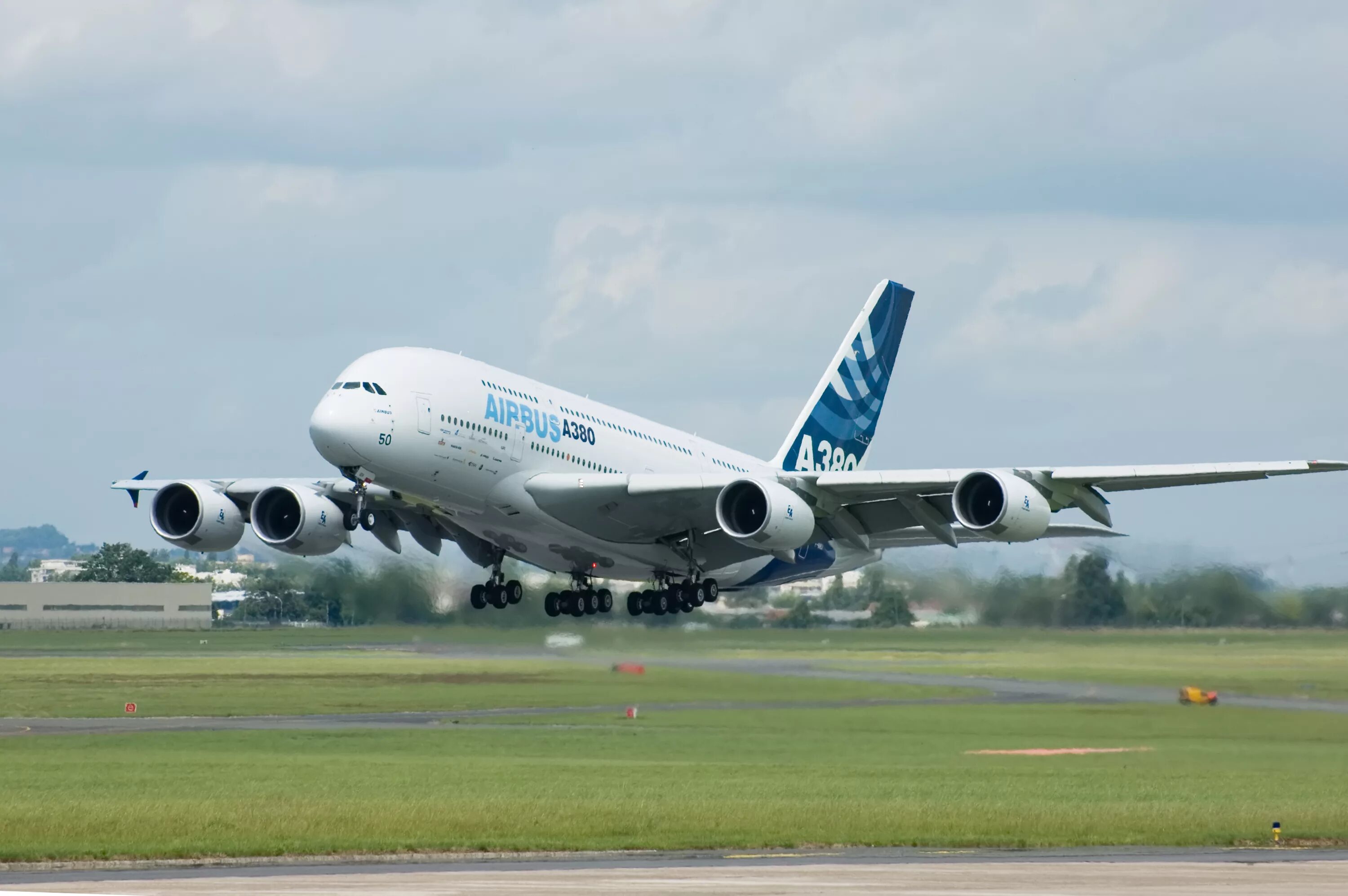 Airbus a380. Самолет Аэробус а380. Самый большой самолёт пассажирский - Airbus а380. Аэробус а380 Трансаэро.