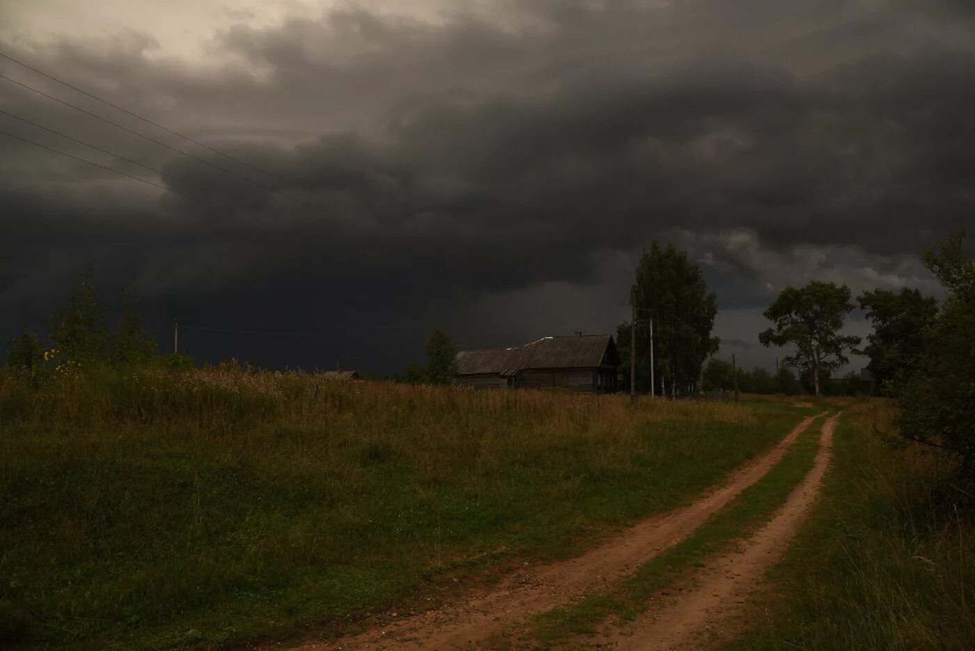 Пасмурно хмуро. Гроза в деревне. Пасмурно в деревне. Пасмурное небо в деревне. Пасмурный день в деревне.