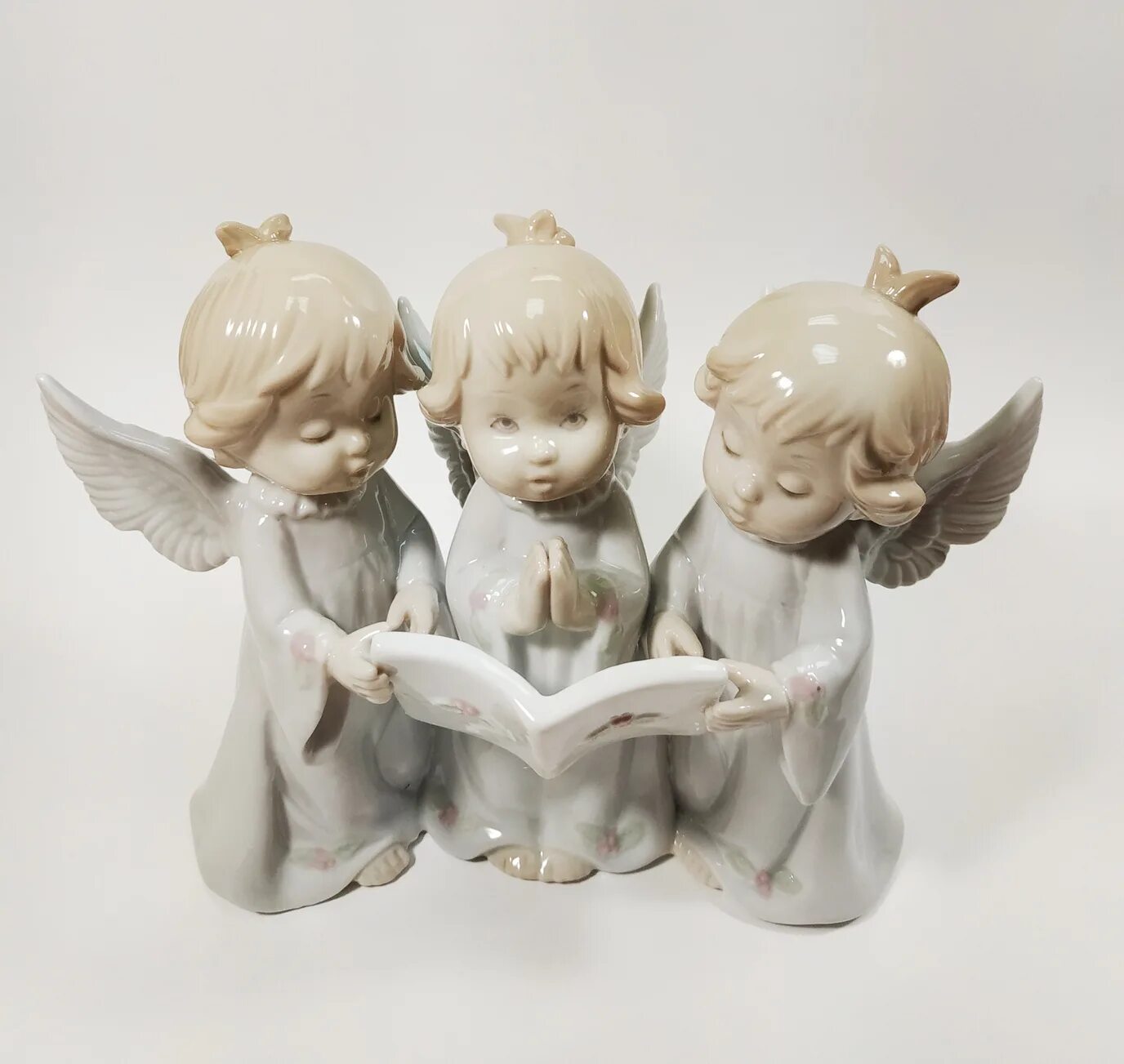 Три фигурки. Статуэтка три ангела. Статуэтка три ангелочка. Статуэтка 3 ангела. Три ангела.