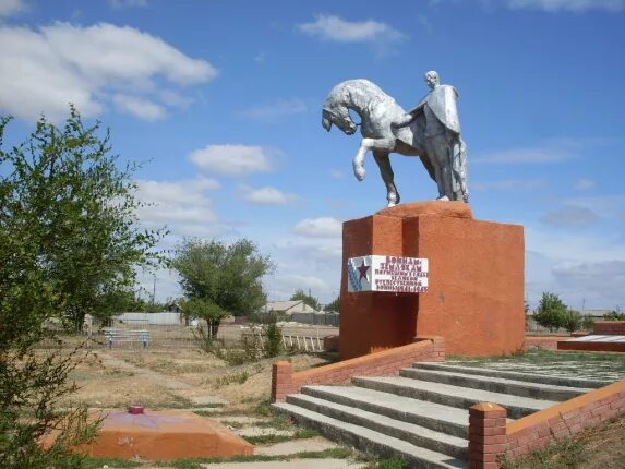 Село красное Оренбургской области Первомайского района. Памятник Первомайский Оренбургская область Первомайский район. Красное Первомайского района Оренбургской области памятник. Село красное Первомайский район Оренбургская область село красное. Оренбургской области в первомайске на неделю