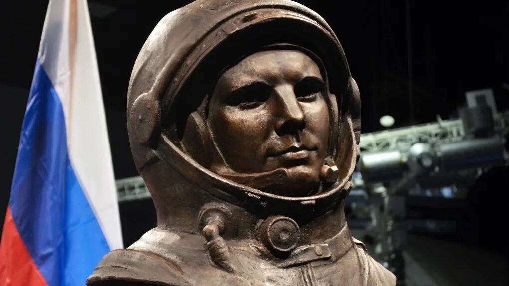 Где сейчас гагарина находится. Памятник-бюст первому космонавту Юрию Гагарину. Бюст ю а Гагарина.