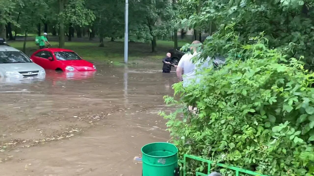 После дождя завелся. Ливень в Москве 28 06 2021. Ливень в Москве 28 июня. Потоп в Москве 28 июня 2021. Потоп в Москве 2021.