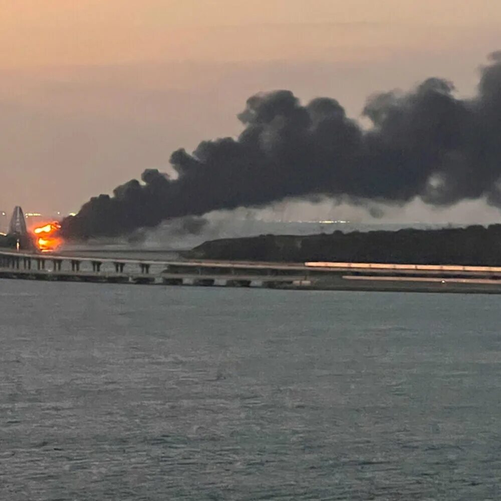 крымский мост 8 октября 2022. теракт крымский мост 2022. крымский мост взорвали 2022. бомбят крымский мост. подрыв крымского моста 2022.