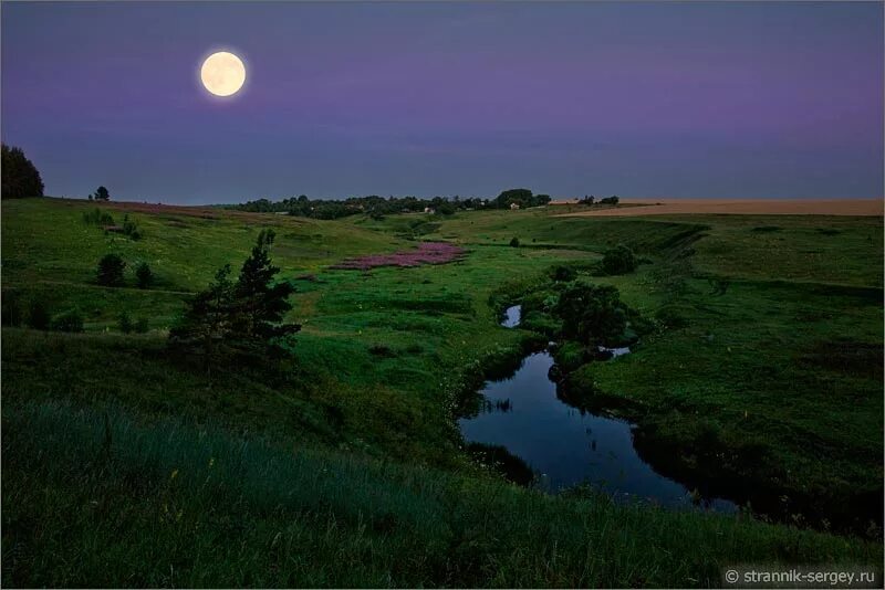 Река и поле ночью. Равнина ночью. Луна в степи. Поле пейзаж ночь.