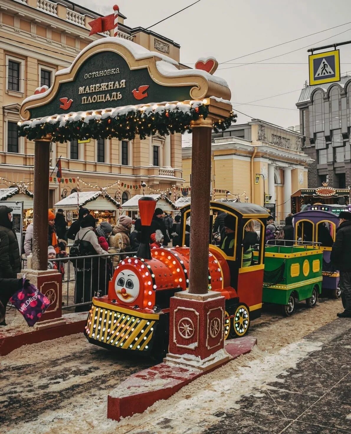 Манежная площадь в санкт петербурге. Ярмарка на манежной площади 2025. манежная площадь санкт-петербург ярмарка новогодняя 2025. манежная площадь санкт-петербург ярмарка 2025. рождественская ярмарка в спб 2025 на манежной площади.