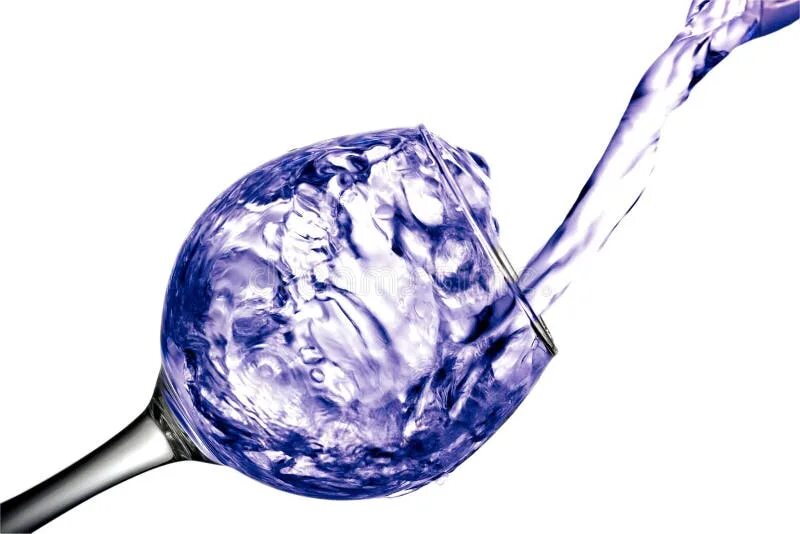 Лить воду на языке интернета. Фиолетовая вода в бокале на белом фоне. Стакан воды на фиолетовом фоне. Стакан воды на сиреневом фоне. Стакан воды на белом фоне.
