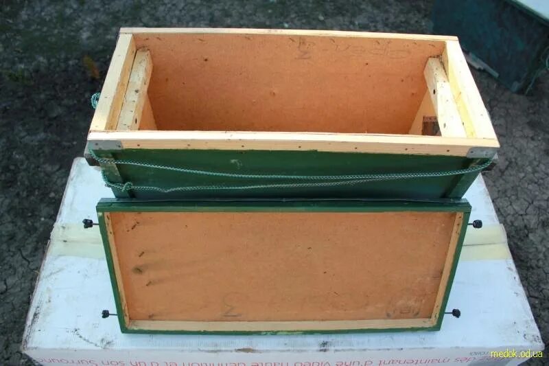 Ловушки для пчел из картонных коробок. Ловушки для пчёл для пчеломатки. Ловушки дуплянки для пчёл. Ловушка для роя пчел из фанеры. Роевня ловушка для пчел.