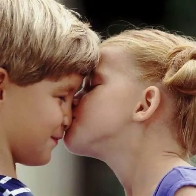 Детский поцелуй. Детский поцелуй в губы. Поцелуй мамы. Детский поцелуй с языком. Детский поцелуй.