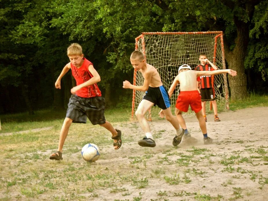 Летом играем в футбол. Детский дворовой футбол. Футбол дети двор. Детский дворовый футбол. Уличные игры.