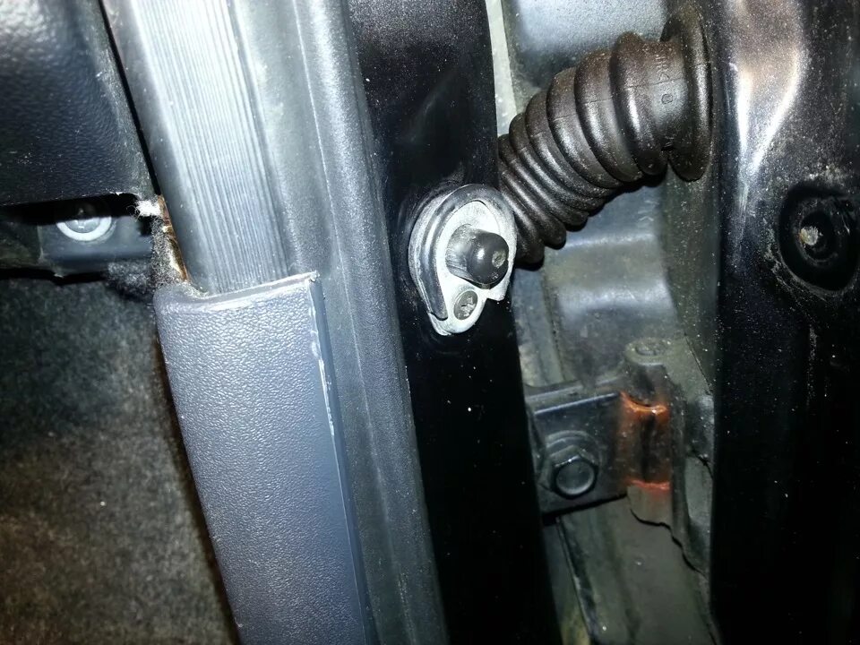 Концевик двери приора 2. Где стоит концевик. Концевик двери vw polo 5. Концевик двери лада гранта. Концевик ручника поло 2012.