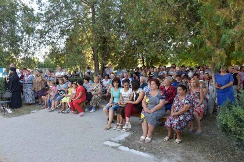 Погода в холмовке бахчисарайского. Холмовка Бахчисарайский район. Храм в Холмовке. Дом культуры село Холмовка Бахчисарайского района. Село Холмовка Бахчисарайский район "черные камни".