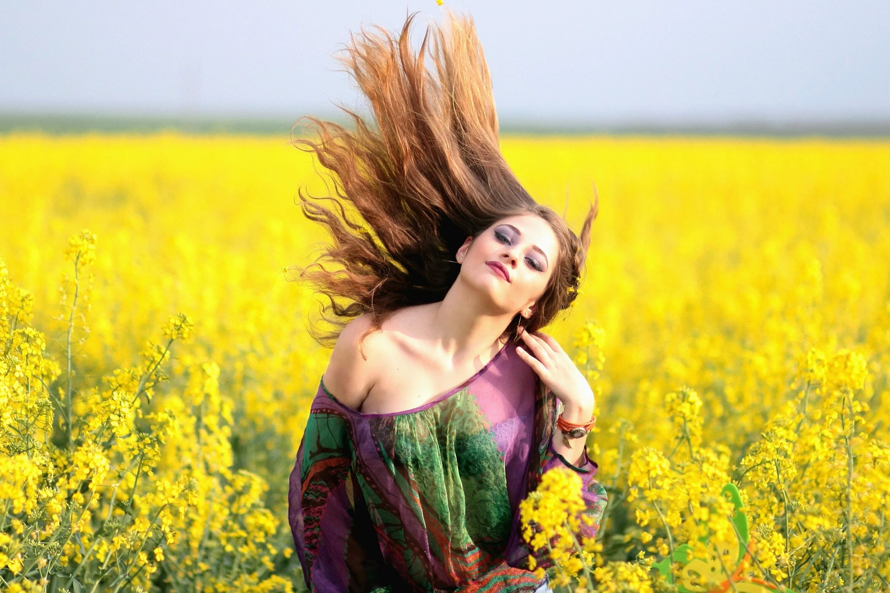 Счастье полной женщины. Девушка в цветочном поле. Девушка в поле с цветами. Фотосессия на природе. Фотосессия в желтом цвете.