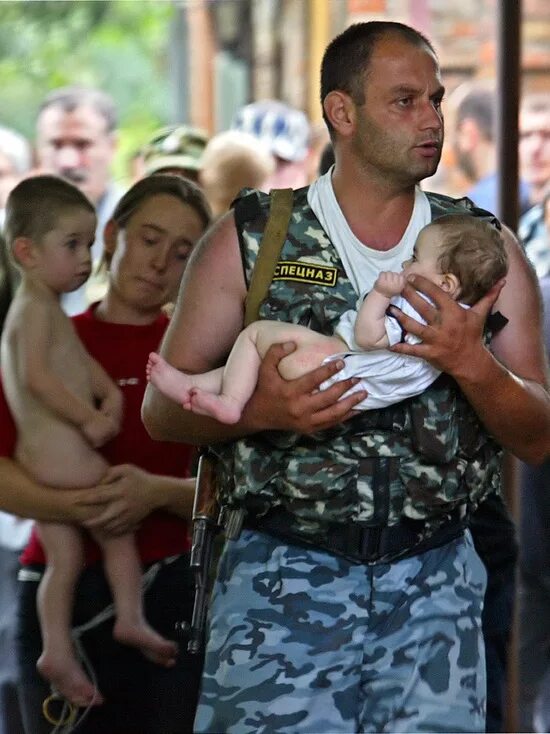 Сколько выносят ребенка. Беслан 1 сентября 2004 штурм. Освобождение школы в Беслане.