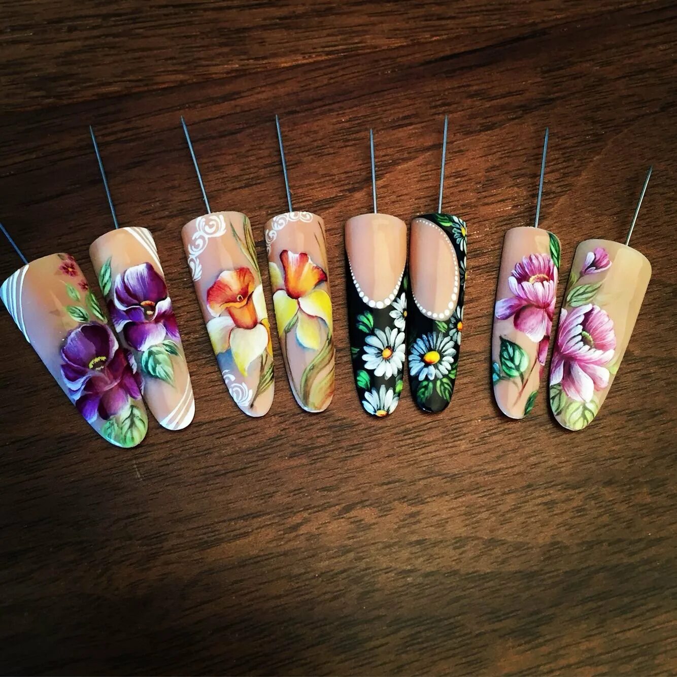 Painting nails. Роспись на ногтях. Маникюр художественная роспись. Роспись ногтей акварелью. Маникюр с акварельной росписью.