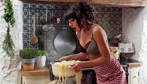 женщина в доме. уборка кухни. женщина уют в доме. женщина хозяйка дома. женщина убирается.