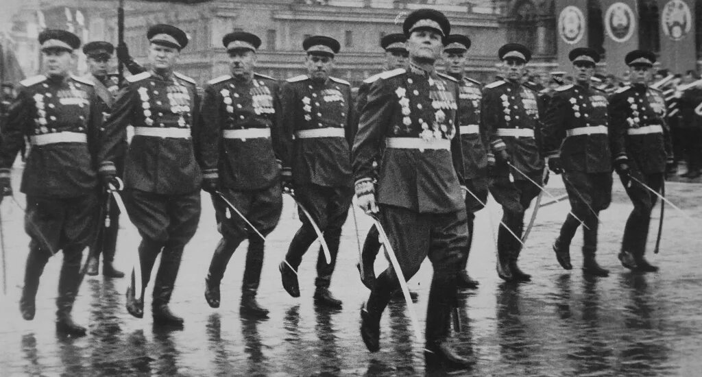 Маршал парад. Парад победы 1945 маршалы. маршал конев на параде победы. маршалы на параде победы 1945 года. василевский на параде победы 1945.