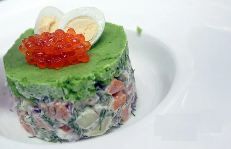 ресторанные салаты. красиво поданные салаты. красиво поданные салаты. Greek salad(греческий салат). украшение салата оливье.