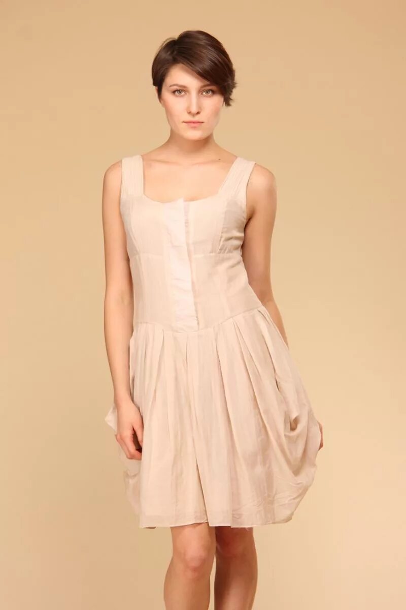 образ с бежевым платьем. девушка в бежевом платье. фотосессия беременной бежевое платье. бежевое платье. девушка в бежевом платье.