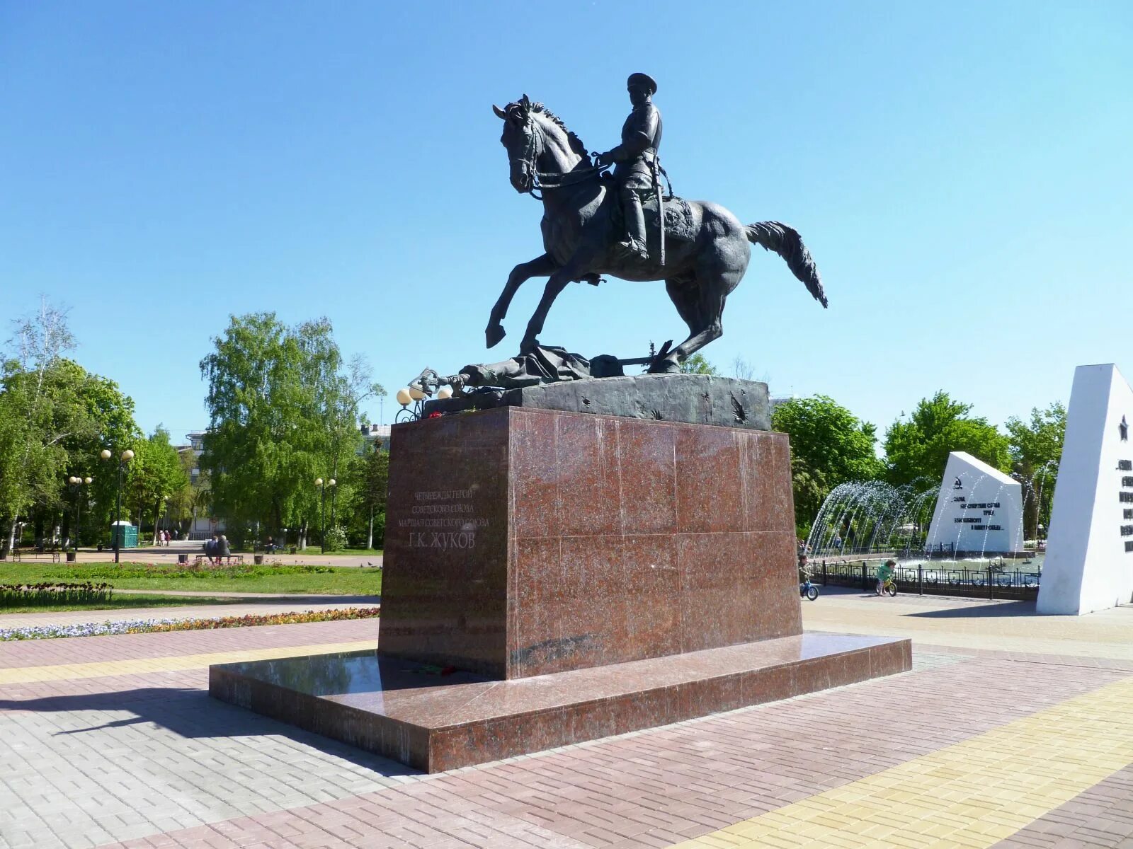 Памятники культуры калужской области. Монумент Жукову Калуга. Памятник Жукову в Калуге. Памятник Георгию Константиновичу Жукову Калуга площадь. Памятник маршалу Жукову в Калуге.