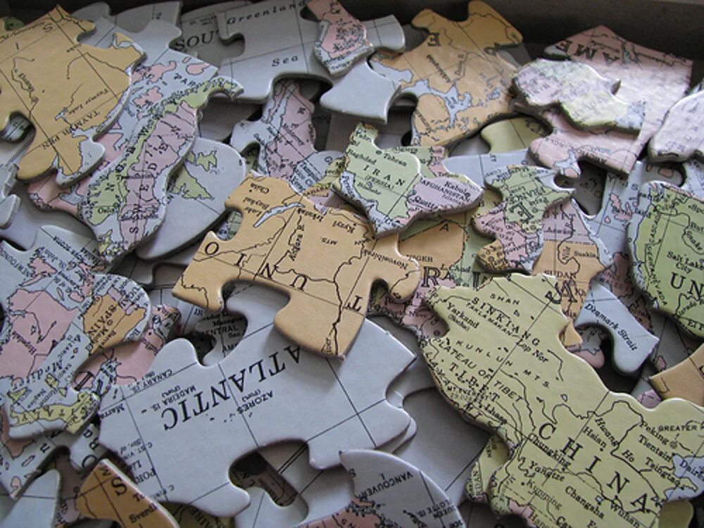 собранный пазл. пазл «азбука». первый пазл. картограф джон спилсбери придумал. джон спилсбери изобретение.