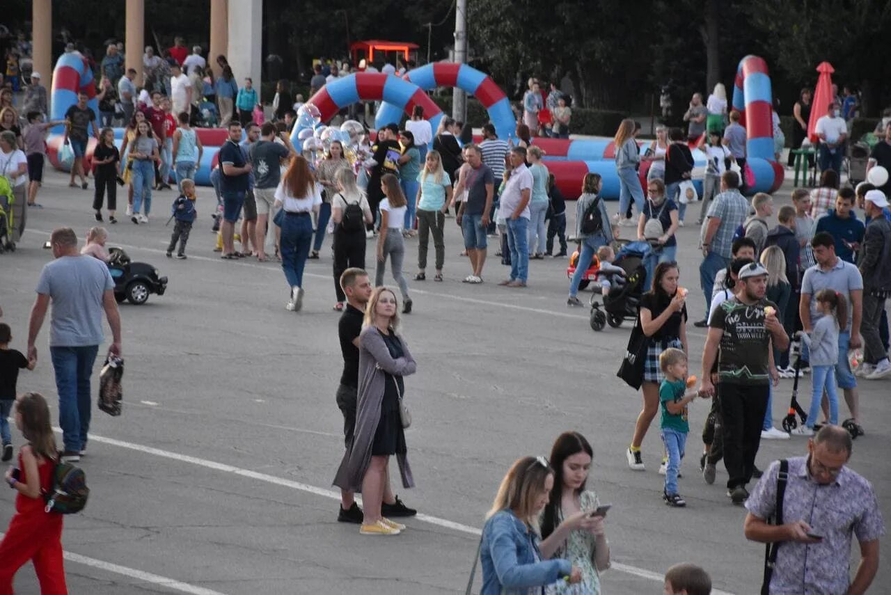 Новости энгельса видео. День города Энгельс. Женщины отмечают день го. Мега селфи на празднике день города. Фото где люди празднуют день города.