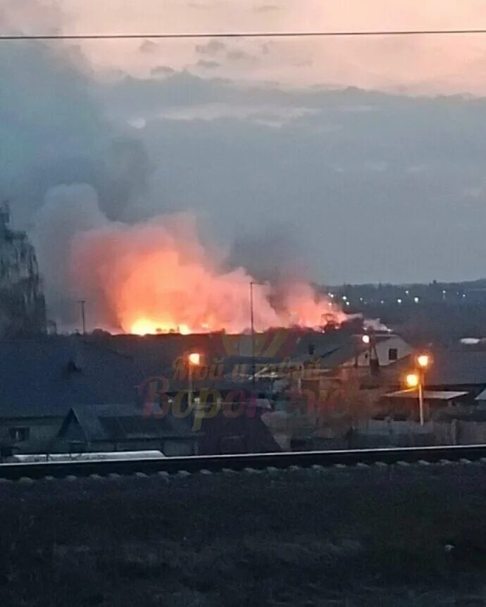 Какой завод горит в воронеже сегодня. Пожар. пожар в воронеже. пожар фото.