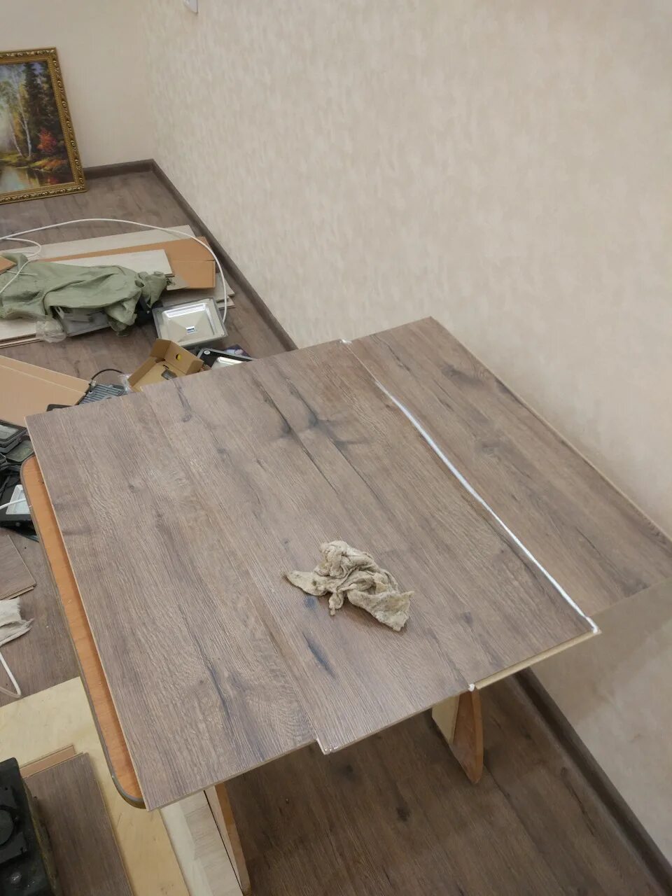 Что сделать из остатков ламината своими руками. Столик из обрезков ламината. стол из остатков ламината. стол из ламината. поделки из остатков ламината.