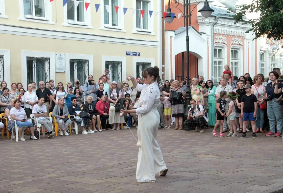 Маяковский Смоленск. Улица Маяковского фестиваль. Улица Маяковского Смоленск пешеходная. Улица Маяковского Смоленск филармония.