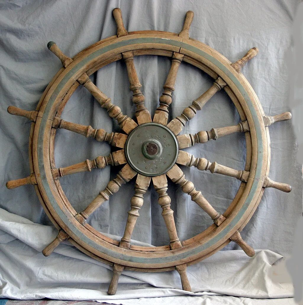 Ships wheel. Штурвал деревянный. Штурвал из дерева. Штурвал корабля деревянный. Декоративный штурвал парусника.