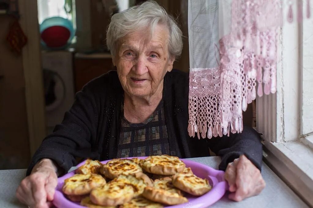 Бабулька с пирожками. Бабушка с едой. Бабушка печет печенье. Старушка пирожок. Танечка угости бабушку своим пирогом