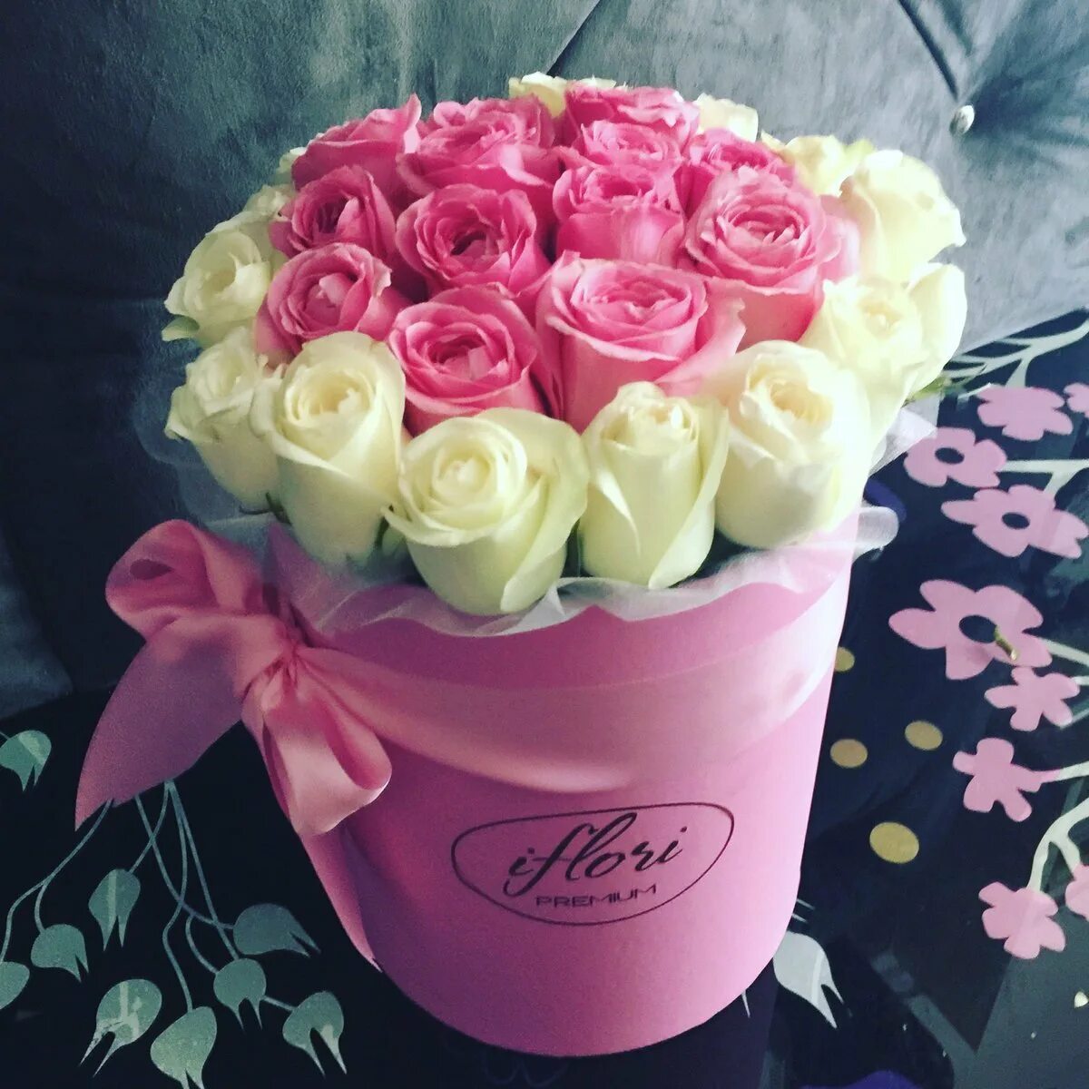 Букеты из мыльных роз в шляпных. Композиция в шляпной коробке белый розовый розовое золото. Букеты из мыльных роз в шляпных. Мыльные розы букеты в коробках. Мыльные розы букеты в коробках.