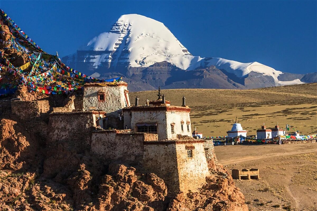 Непал шри. Священная гора Кайлас в Тибете. Кайлас храм Тибет. Кайлас гора монастырь в Тибете. Непал Кайлас.