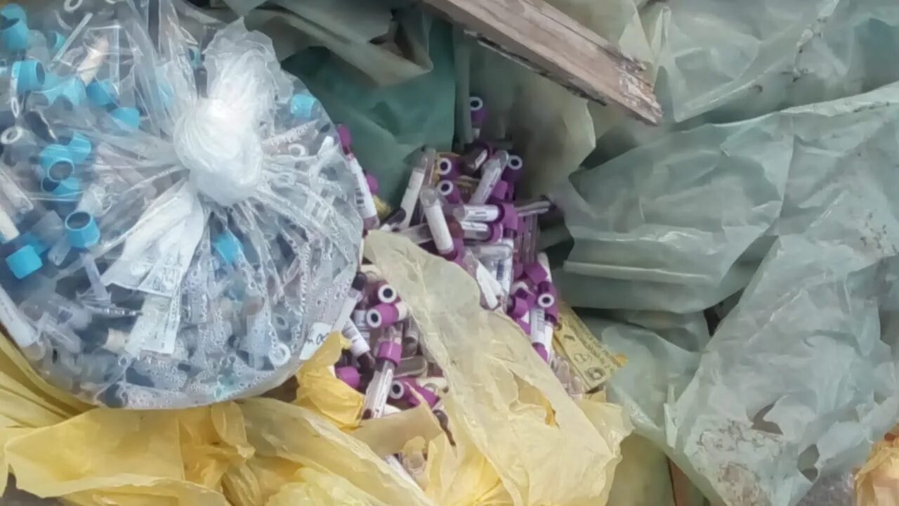 Сбору мусора сибири. Мусорки в баку. Медицинские отходы выбросили в лесу. Собирать мусор в мусорках москвы. Прием мусора.