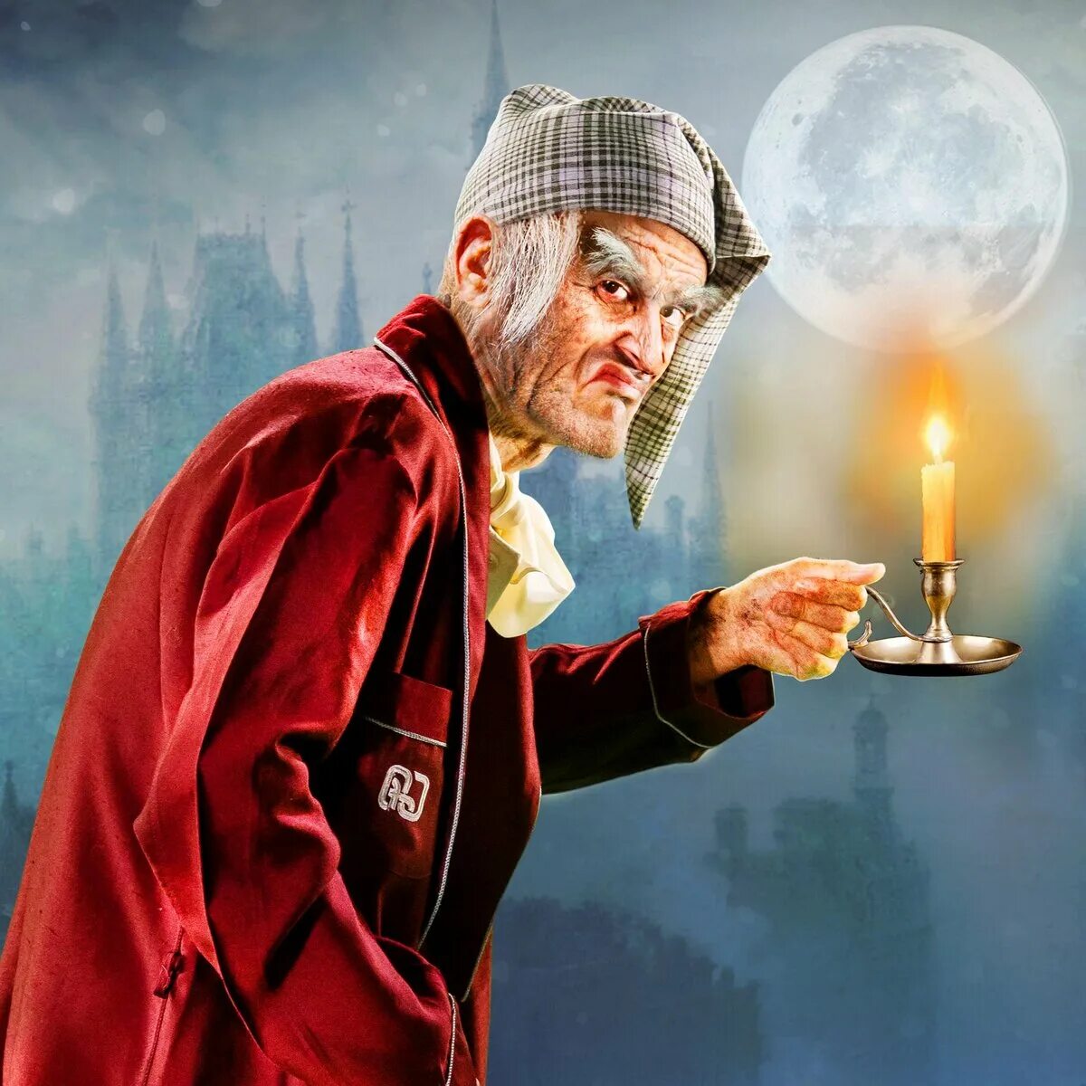 человек торт свечи. человек со свечой в руках. мужчина в пижаме и ночном колпаке. дед со свечкой. геннадий горин со свечкой.